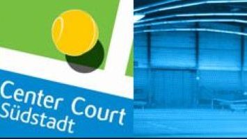 Logo des Center Court Südstadt mit Tennisball auf grünem Spielfeld links und blau beleuchtete Tennishalle rechts.