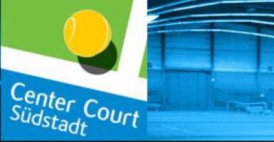 Logo des Center Court Südstadt mit Tennisball auf grünem Spielfeld links und blau beleuchtete Tennishalle rechts.