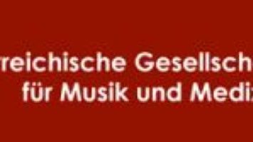 Weißer Schriftzug „Österreichische Gesellschaft für Musik und Medizin“ auf rotem Hintergrund.