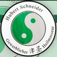 Rundes Logo mit grün-weißem Yin-Yang-Symbol in der Mitte, umgeben von dem Schriftzug „Hubert Schneider, Gewerblicher Heilmasseur“ und chinesischen Schriftzeichen.