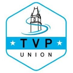 Sechseckiges Logo der TVP Union mit einem Turm, geschwungener Linie und dem Schriftzug „TVP UNION“ auf blau-weißem Hintergrund.
