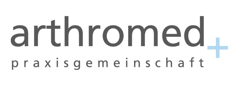 Grauer Schriftzug „arthromed“ mit blauem Pluszeichen und darunter „praxisgemeinschaft“ auf weißem Hintergrund.