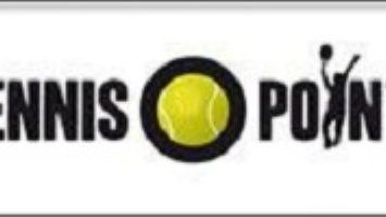 Schwarzer Schriftzug „TENNIS POINT“ mit einem gelben Tennisball als „O“ und einer stilisierten Spielerfigur auf weißem Hintergrund.