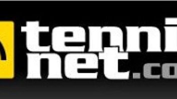 Weißer Schriftzug „tennisnet.com“ auf schwarzem Hintergrund mit gelbem Icon eines Tennisballs und Funksignal links.