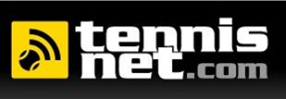 Weißer Schriftzug „tennisnet.com“ auf schwarzem Hintergrund mit gelbem Icon eines Tennisballs und Funksignal links.